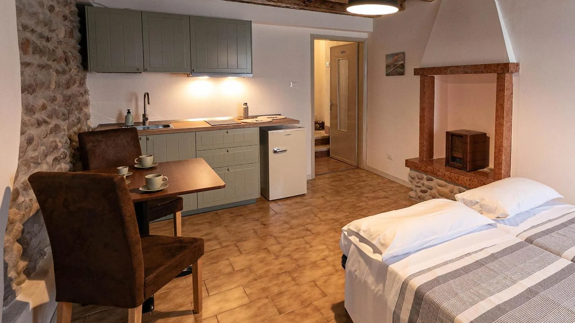 Ingarda Rooms Cavalcaselle 0*,  Italien